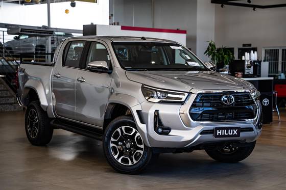 TOYOTA HILUX 2.8 D-4D TURBO DIESEL CD SRX PLUS 4X4 AUTOMÁTICO